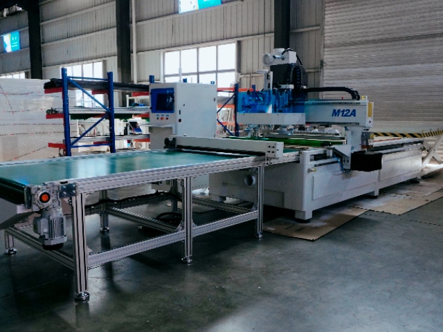 Routeur CNC M12A avec dispositifs de collecte de poussière supérieurs et inférieurs