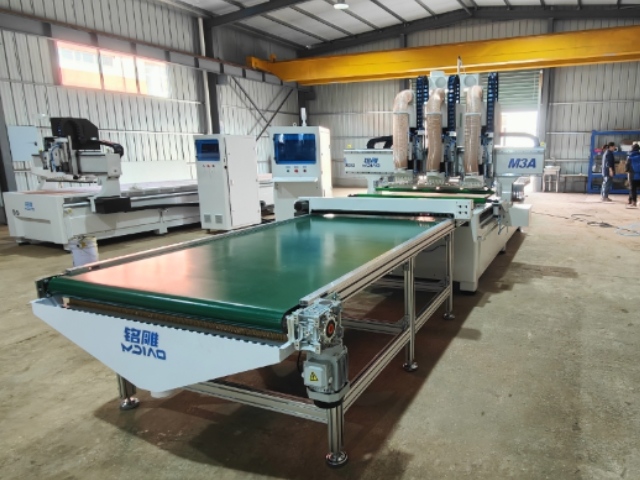 Routeur CNC M3-12 avec trois broches principales et un magasin d'outils linéaire de 12 outils