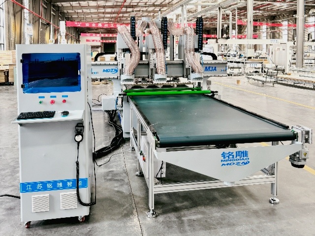 Routeur CNC M3-12 avec trois broches principales et un magasin d'outils linéaire de 12 outils