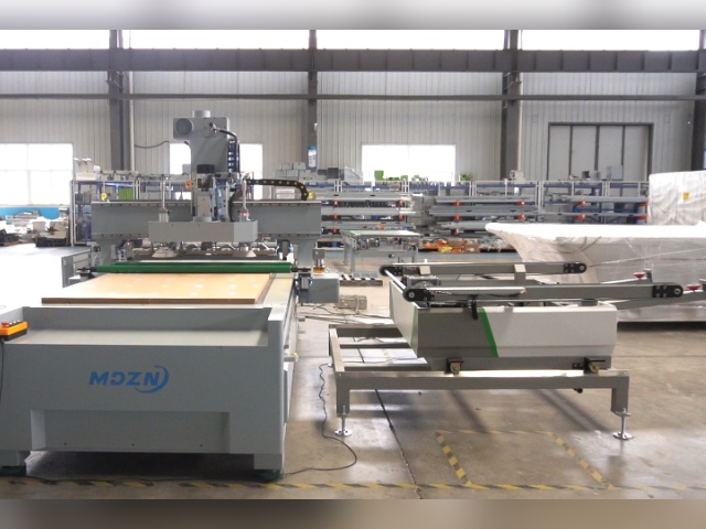 Routeur CNC M12 et équipement de retournement automatique