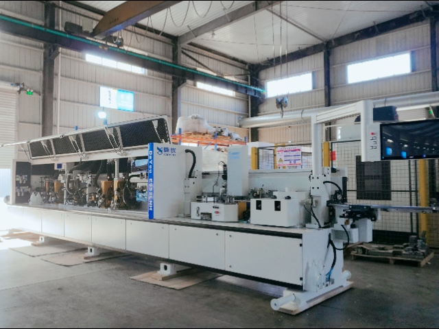 Plaqueuse de chants pour panneaux étroits E952LNH avec fonction d'alignement horizontal