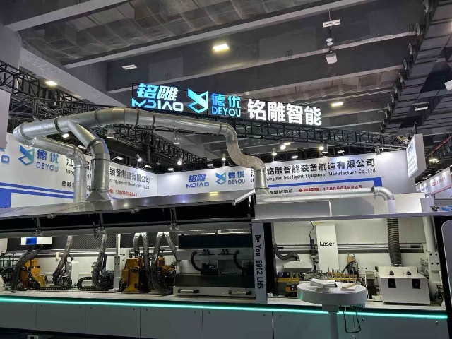 Comment éliminer les lignes de colle et augmenter de 30 % l'efficacité du placage de chants de panneaux étroits ? – MDZN présente à Guangzhou une plaqueuse de chants horizontale servo-motorisée
