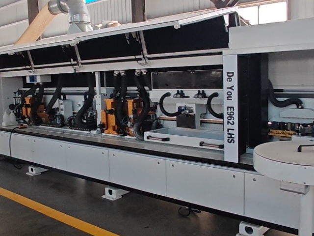 Machine à plaquer les chants laser E962 LHS