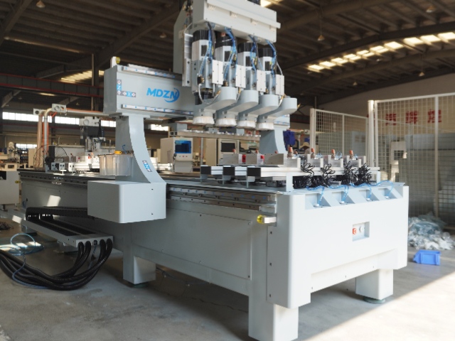 Machine de fraisage CNC pour profilés industriels en aluminium